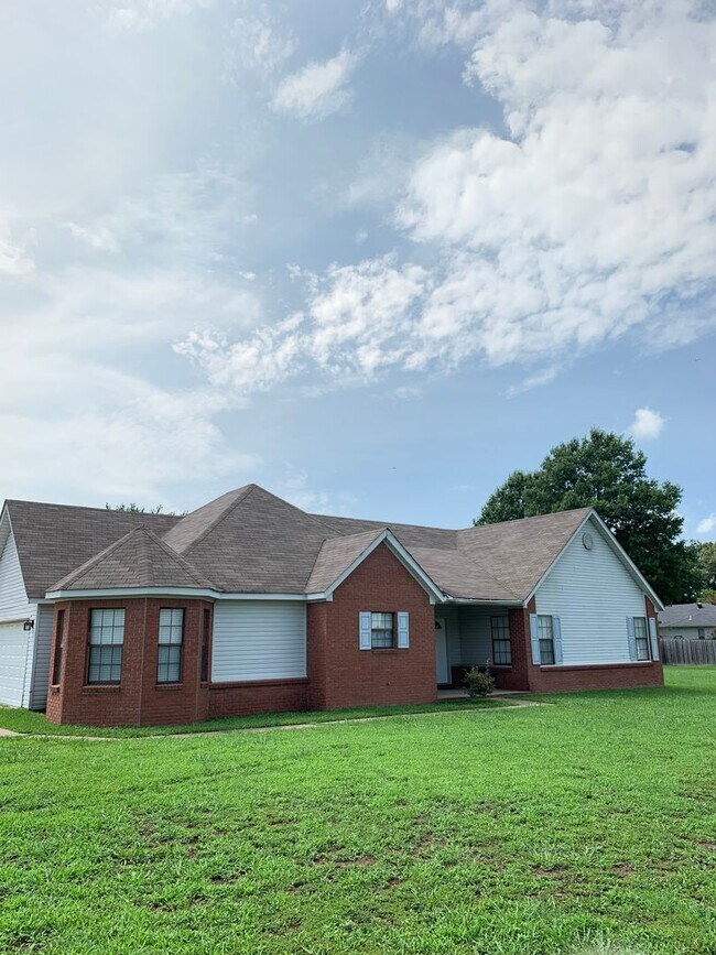 Foto del edificio - 3Bed/2Bath Home/Corner Lot/2 Car Garage an...