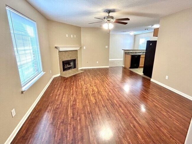 Foto del edificio - Tired Of Apartment Living? Check Out This ...