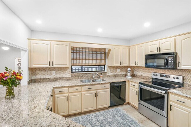 Building Photo - 3398 Lakeview Dr