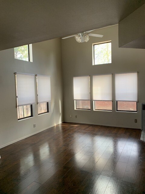 Building Photo - 2 story 2 car garage 2 bed 2.5 bath townhome