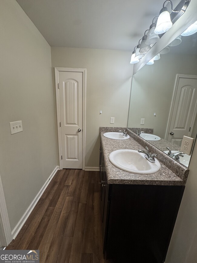 Building Photo - 348 Turtle Creek Dr