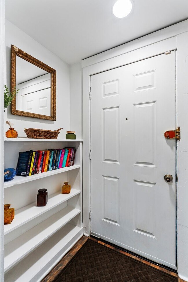 Foto del edificio - Updated Bungalow Close to Downtown