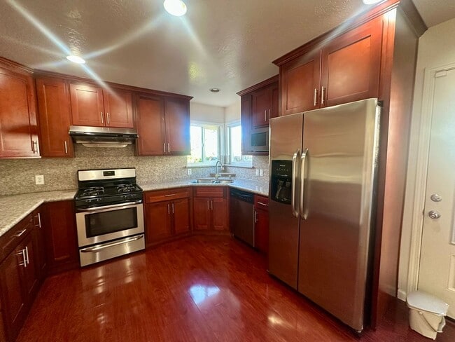 Building Photo - Available December 1st! 5 Bedroom 3 Bath U...