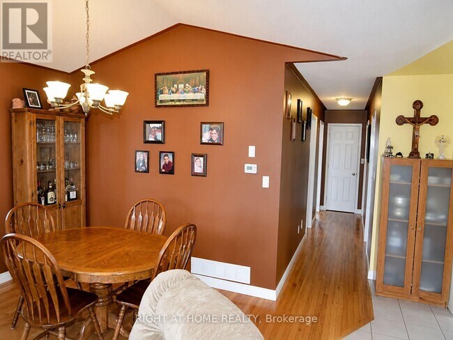 Photo du bâtiment - 62 Highland Rd W