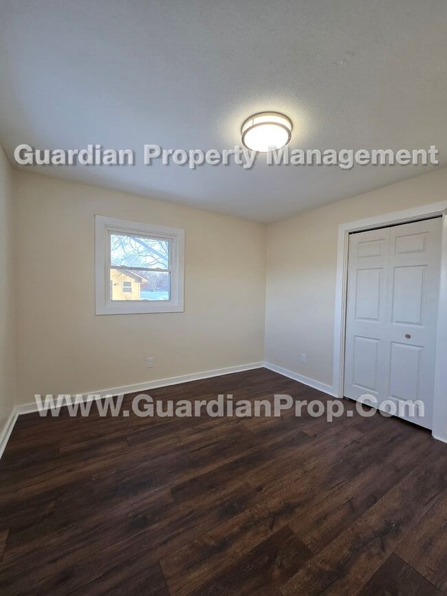 Foto del edificio - SxS duplex Available now! LVP flooring throughout, independent living areas each W/ full kitchen ...