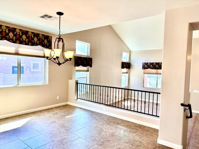 Building Photo - 722 E Sipapu Dr