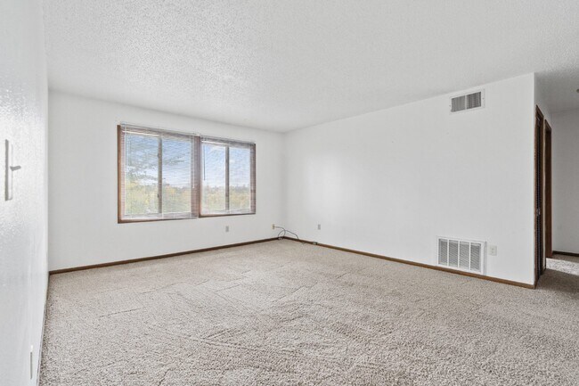 Building Photo - 2 Bedroom | 1 Bathroom Apartment in Cedar ...