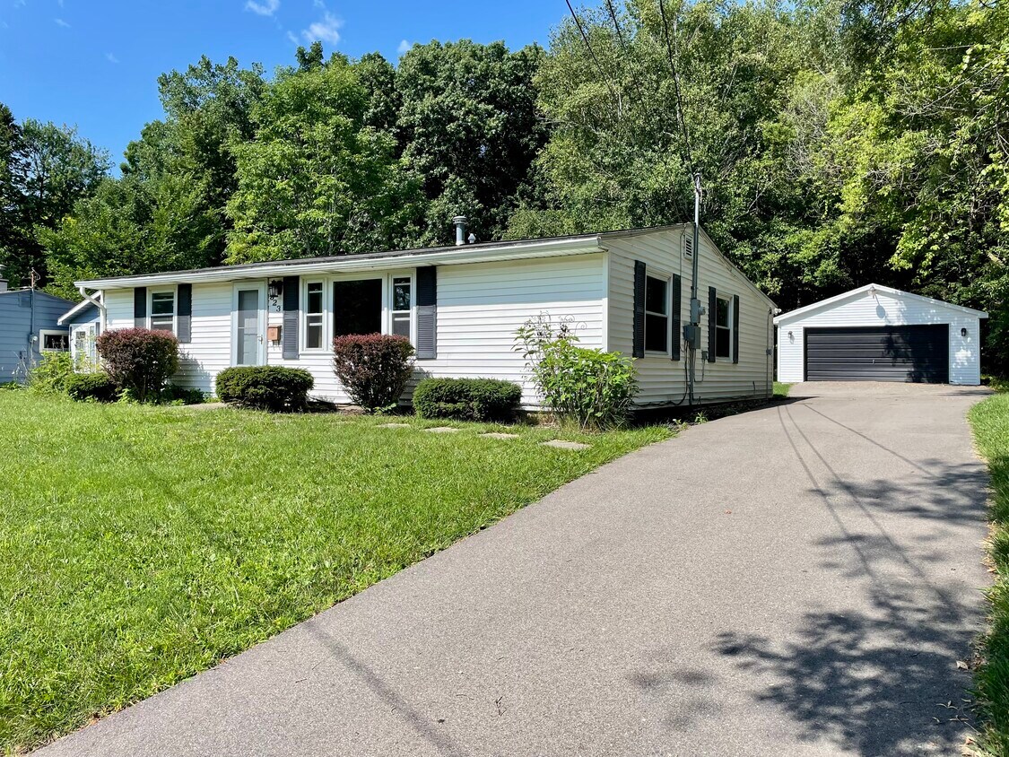 823 Oak Park Dr, Fenton, MI 48430 House Rental in Fenton, MI