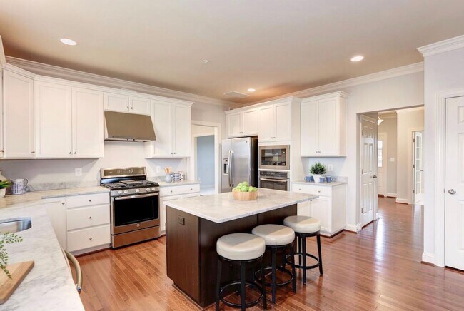 Building Photo - PERFECT IN POOLESVILLE Semi- Custom 5 bed + 4.5 Bath