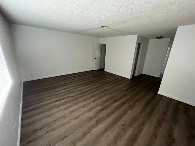 Building Photo - 4841 E Craig Rd