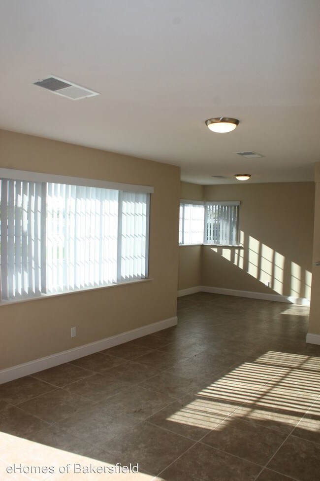 Building Photo - 3 br, 1.5 bath House - 2825 Pomona St