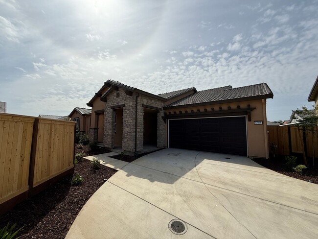 Foto del edificio - Brand NEW single story home in Hughson!