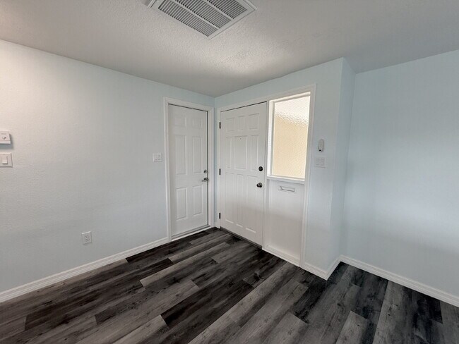 Building Photo - "Charming 2-Bed, 2-Bath Oasis with 1334 Sq Ft in New Port Richey!"
