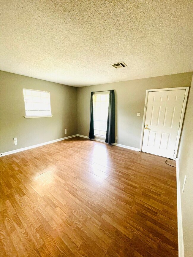 Building Photo - ** 3 Bed 1 Bath located in Chisholm ** Cal...