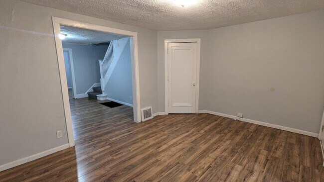 Foto del edificio - For Rent: 2-Bedroom, 1-Bathroom Townhouse ...