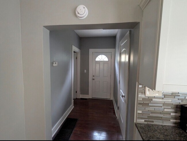 Building Photo - Beautifully updated 2 bedroom house!