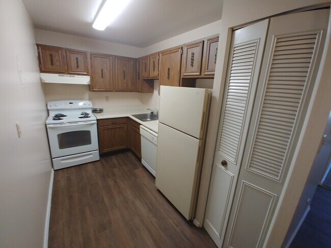 Building Photo - 325 Cragmor Rd