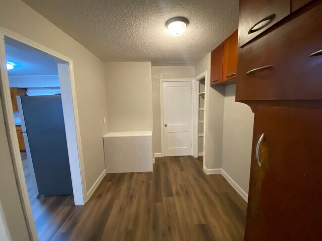 Building Photo - $950 - 2 bedroom / 1 bathroom home with a ...