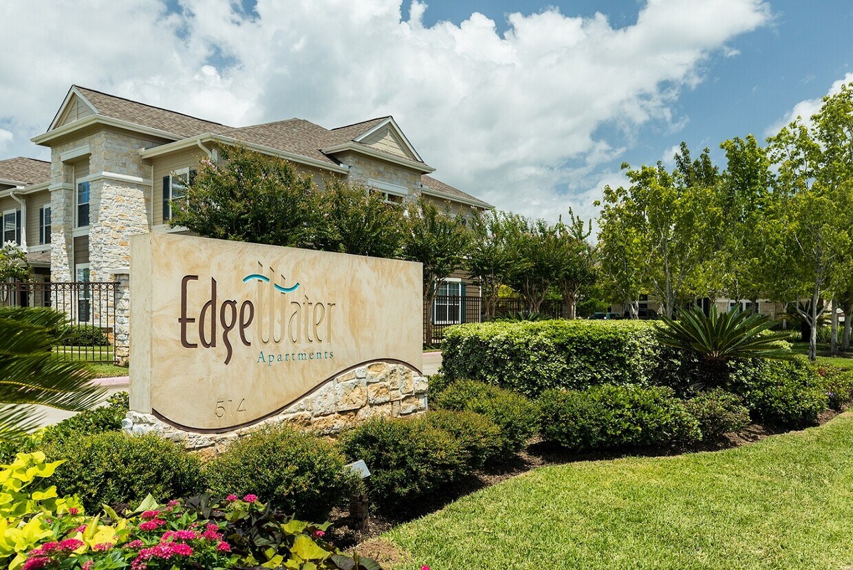 Edgewater Apartments in Lake Jackson, TX