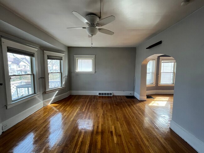 Foto del edificio - 1304 W 114th St