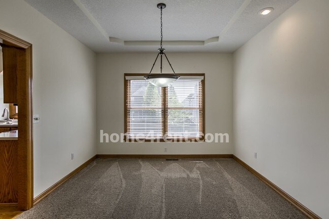 Building Photo - 1305 SW Pebble Ln