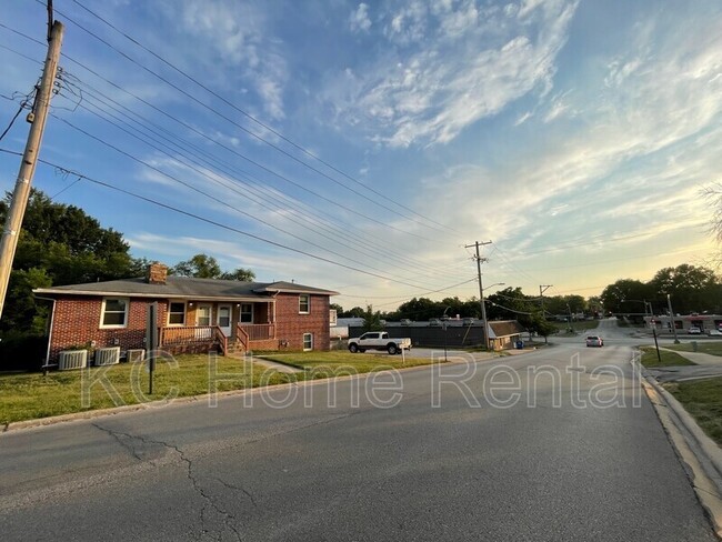 Building Photo - 1114 E Myrtle St