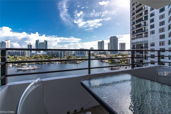 Foto del edificio - 500 Three Islands Boulevard