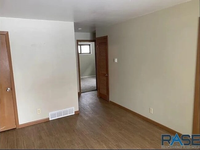 Building Photo - 1110 S Blaine Ave