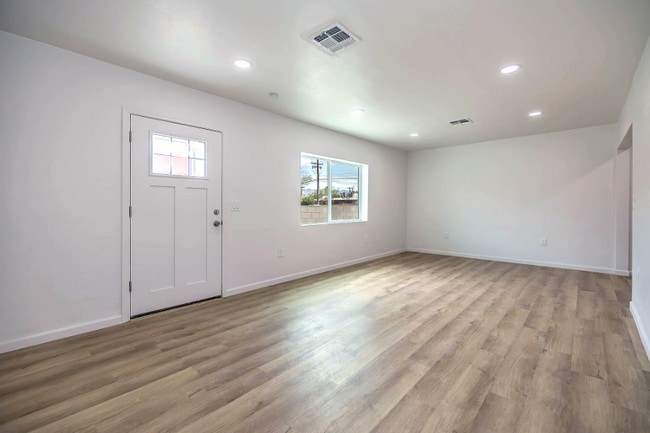 Building Photo - 948 E Waverly St