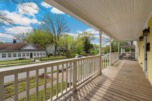 Foto del edificio - Beautiful 3Bed/2Bath home with Unique Features and Fenced Backyard!