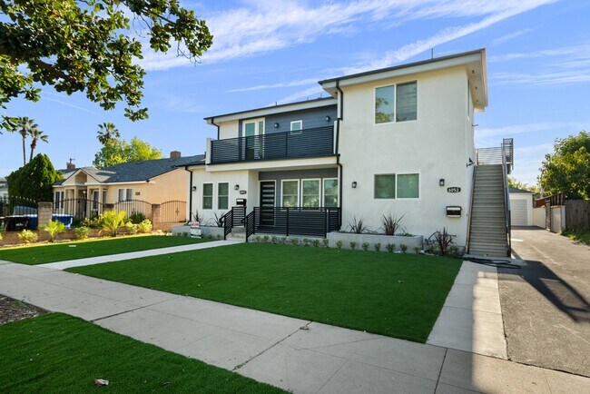 Foto del edificio - 6051 Teesdale Ave