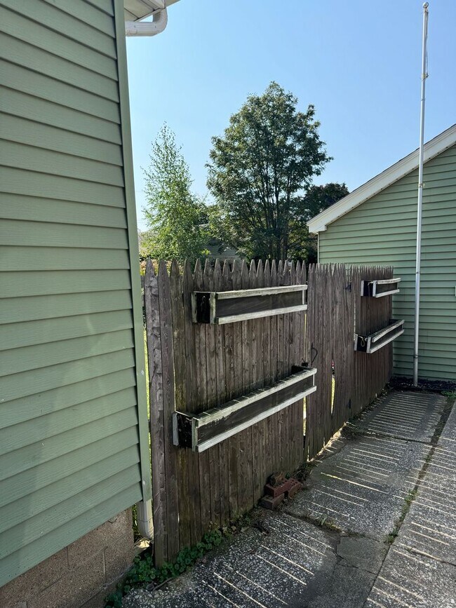 Building Photo - 3 bedroom 1 bath home