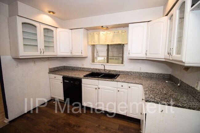 Foto del edificio - Single 3BR 1BA with Garage Near Lee/Miles
