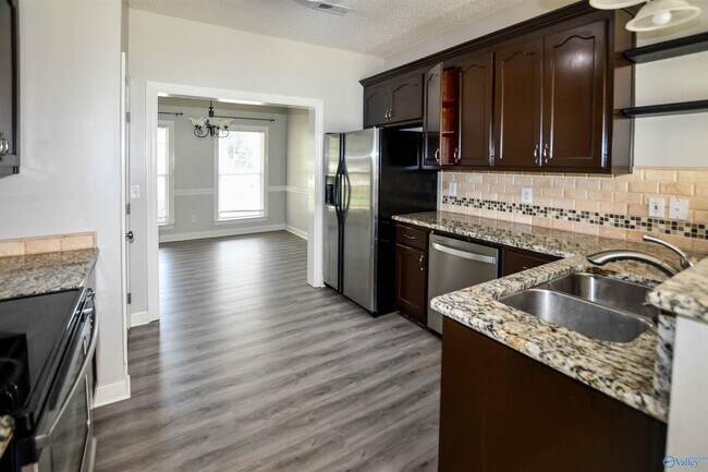 Building Photo - 105 Knotting Pl