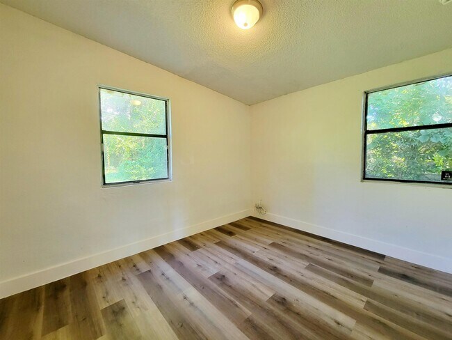Building Photo - 906 N Veterans Dr