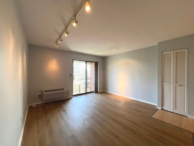 Building Photo - 820 N Lakeside Dr