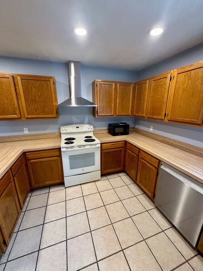 Foto del edificio - 3205 Hillcrest Dr