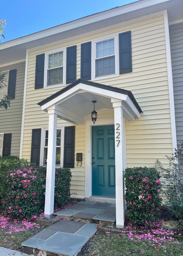 Primary Photo - Available 8/6. Great 2 BR/1.5 BA Townhome ...