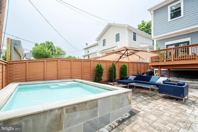 Foto del edificio - 5 Bed/3.5 Bath Remodeled Craftsman