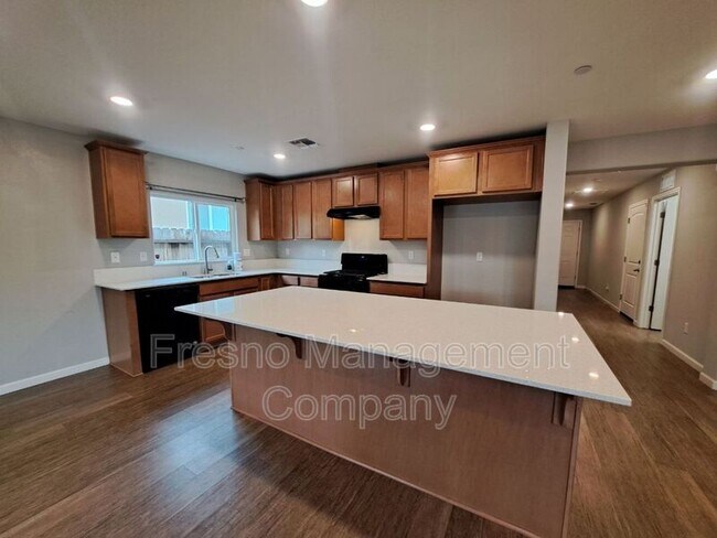 Building Photo - 6897 E Braly Ave