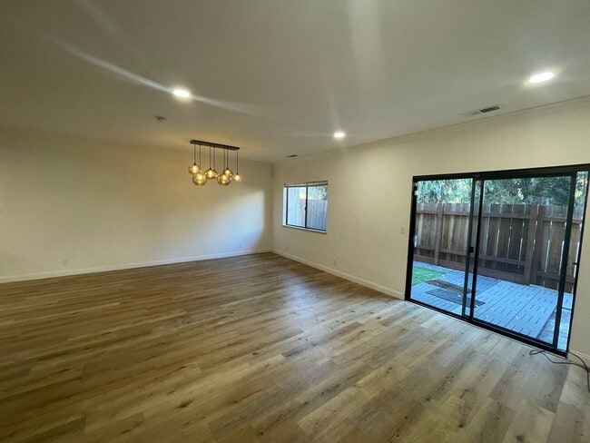 Foto del edificio - Beautifully Updated 3-Bedroom Condo in Pri...
