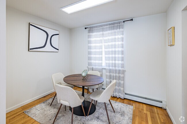 1 habitación, 1 baño - 730 pies cuadrados - La Colonia - Comedor - Cloverleaf Gardens