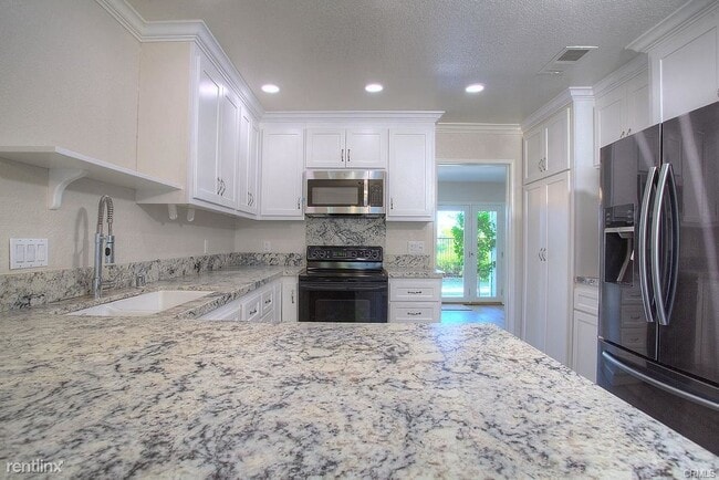 Building Photo - 3 br, 2.5 bath House - 3 Rollins Pl