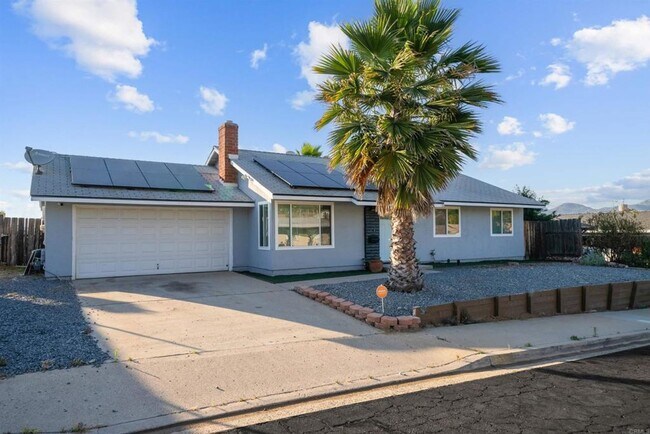 Foto del edificio - Charming 3-Bedroom Home with Pool and Scen...
