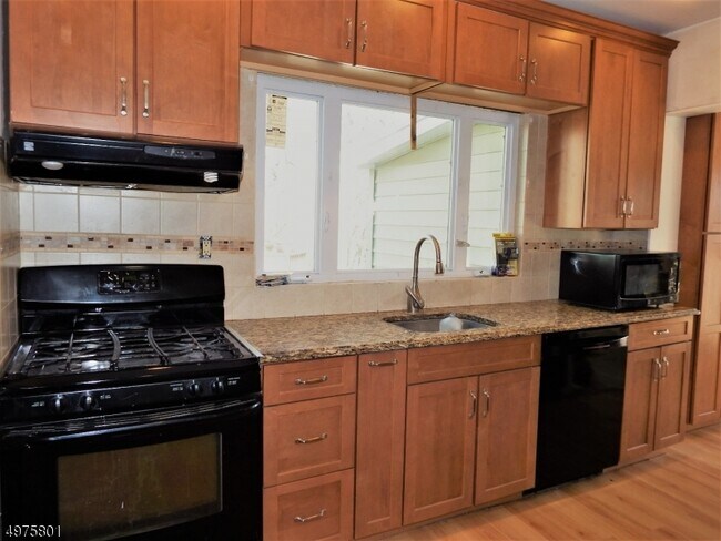 Building Photo - 18 Iroquois Trail