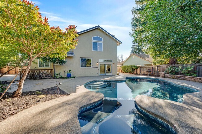 Foto del edificio - 3 Bedroom Folsom Home with Updated Kitchen, Pool and 3-Car Garage!