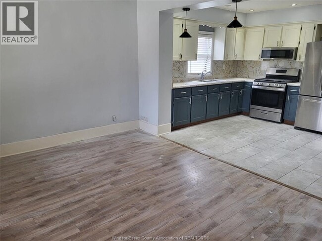 Building Photo - 1665 PARENT - MAIN FLOOR