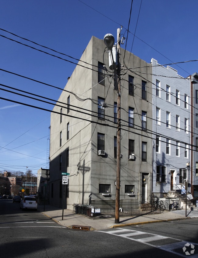 Building Photo - 400 Monroe St
