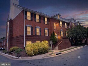 Building Photo - 666 Gateway Dr SE