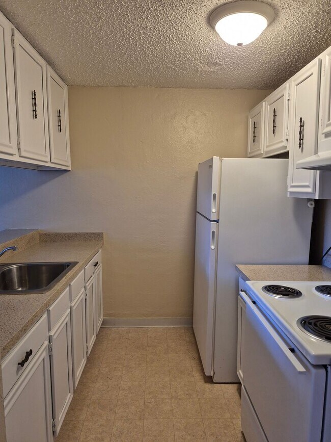 Building Photo - Spacious 2 Bedroom Condo-SPECIAL PRICING.